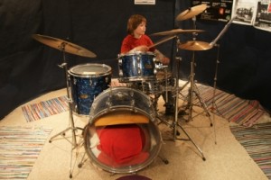 Schüler beim Schlagzeugunterricht